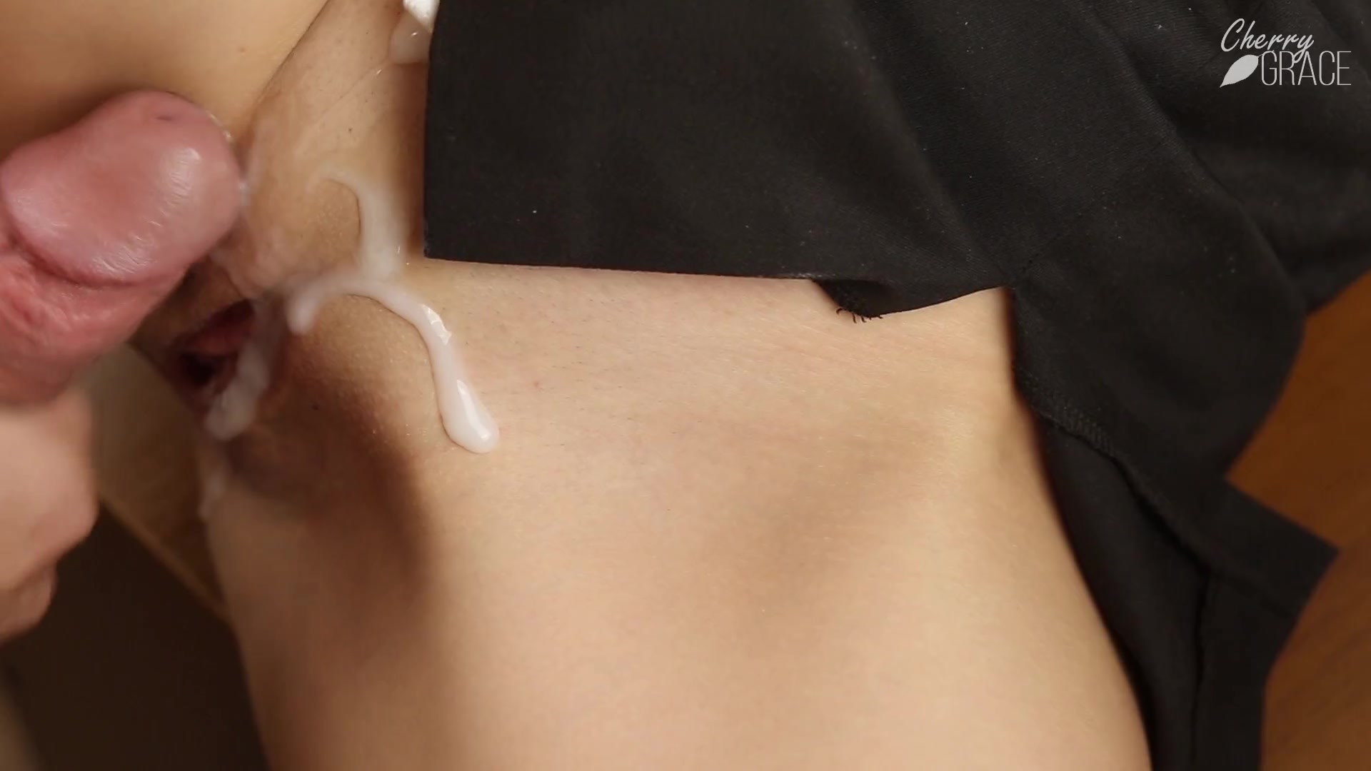 Видеосъёмка секса на работе крупным планом с окончанием спермой на бритый лобок