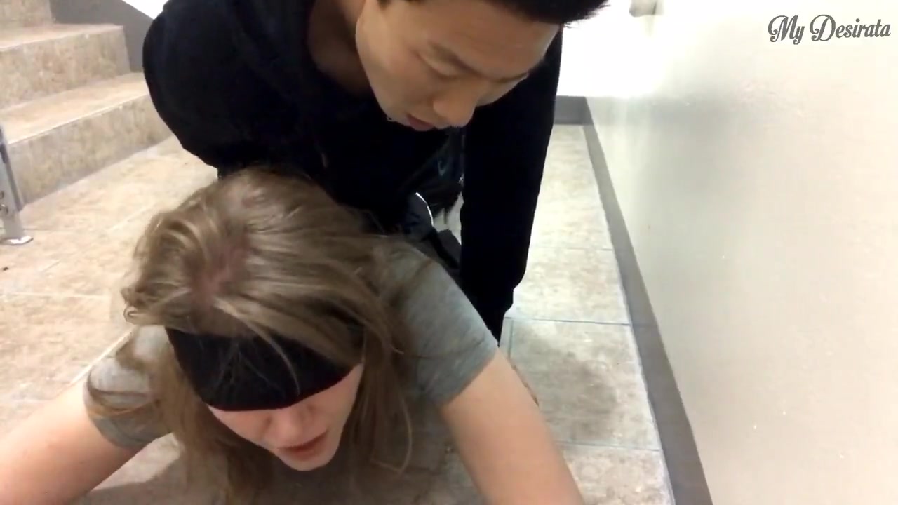 Прилюдный трах азиатской любовной пары на лестничной клетке с жёстким мужским доминированием