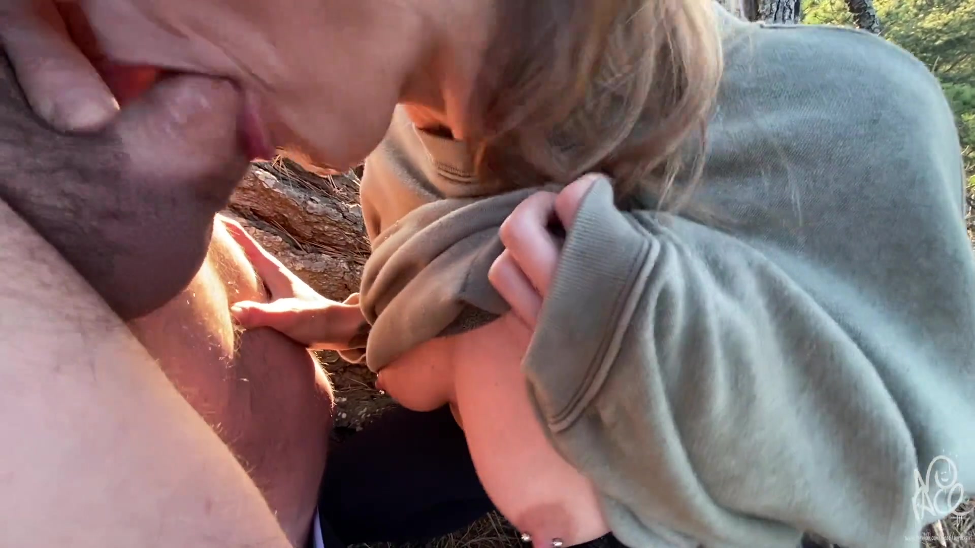 Опубликовал в интернете видео с телефона, где бывшая подруга с пирсингом сосков сосёт член