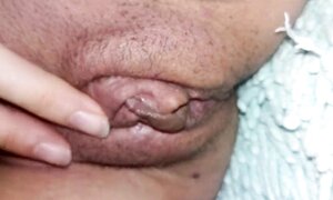 Мокрая девка ласкает киску крупным планом за вознаграждение