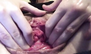 Голая вебкам модель сразу же после фистинга продемонстрировала своё открытое влагалище