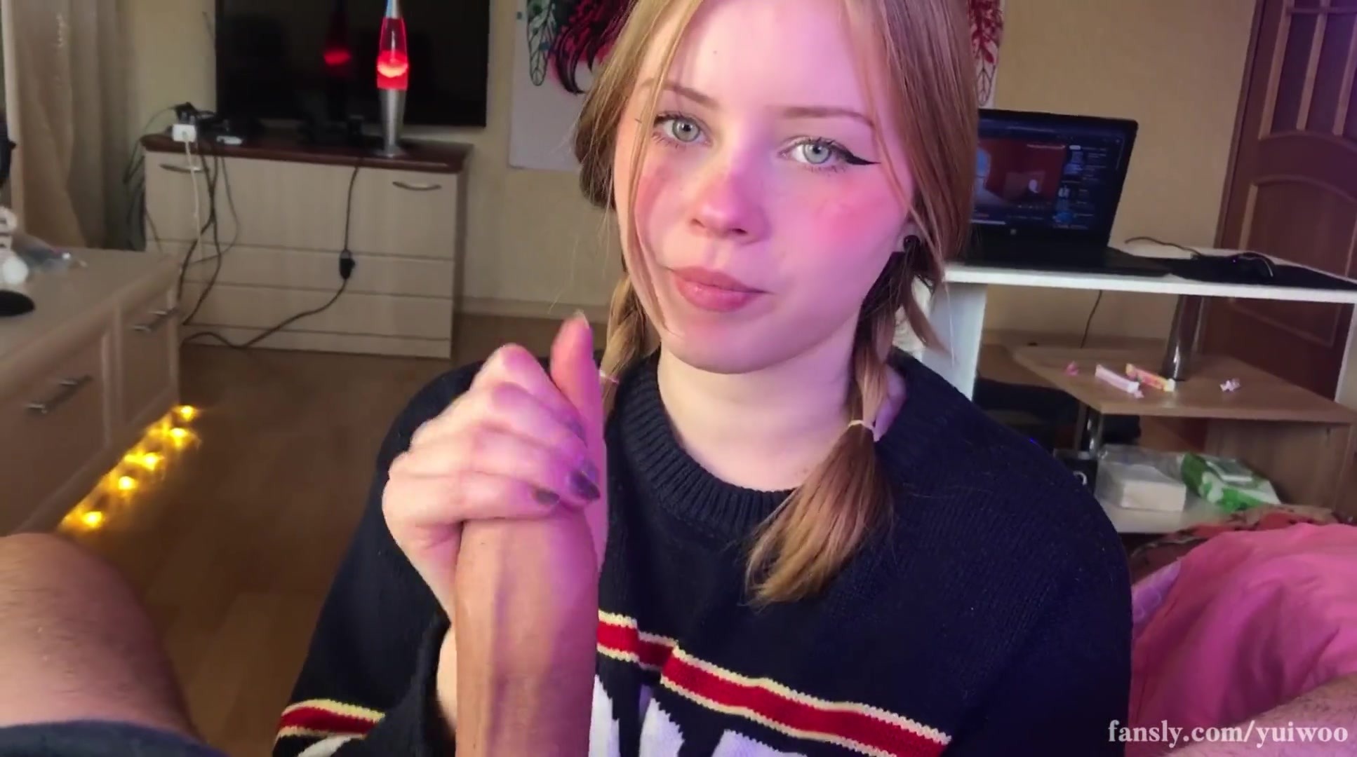 Смотрит в глаза и сосёт огромный хер русская симпатичная студентка с заплетёнными косами